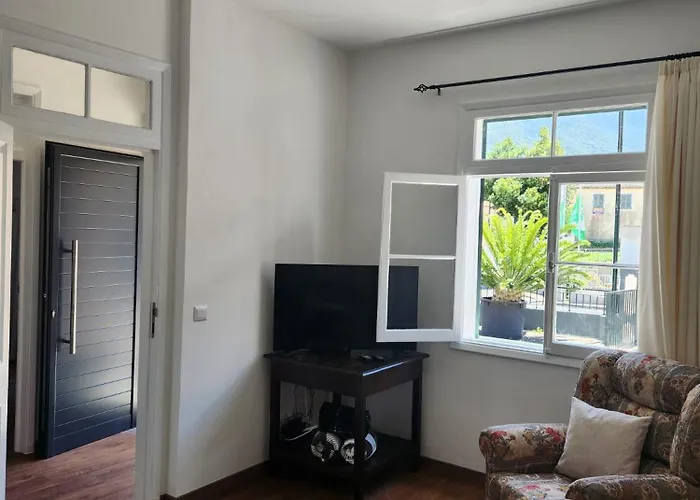 Oscar House Free Parking *